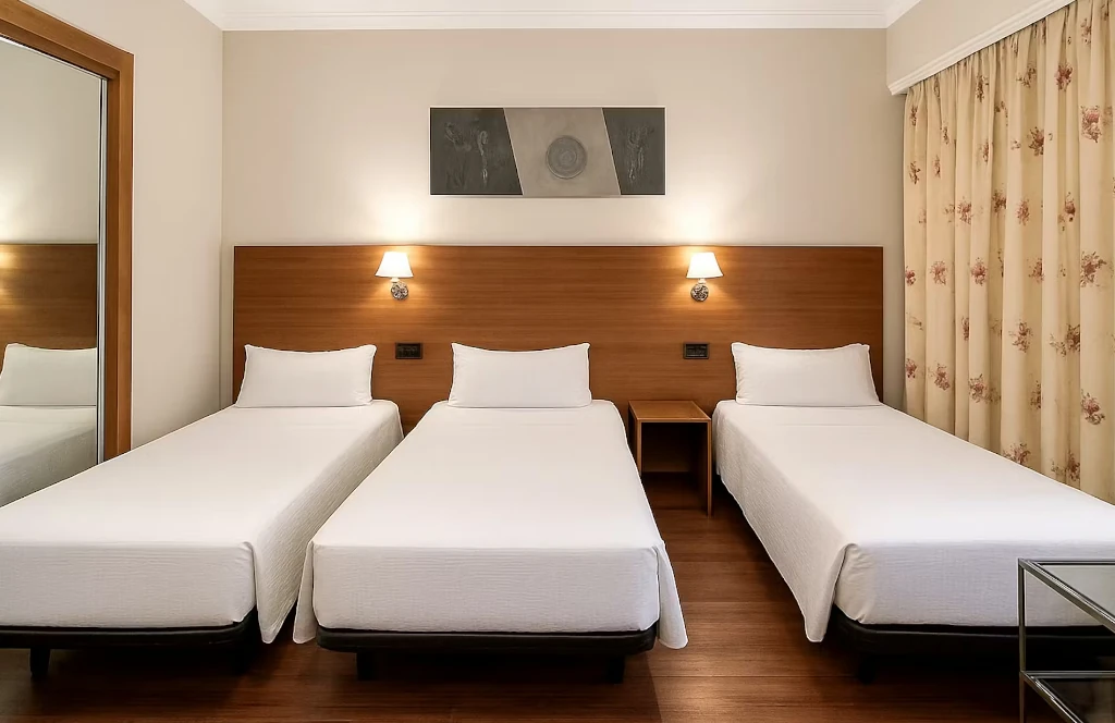 Habitación triple en Nova Roma Hotel