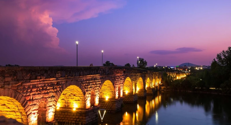 Roman Bridge of Mérida at dusk